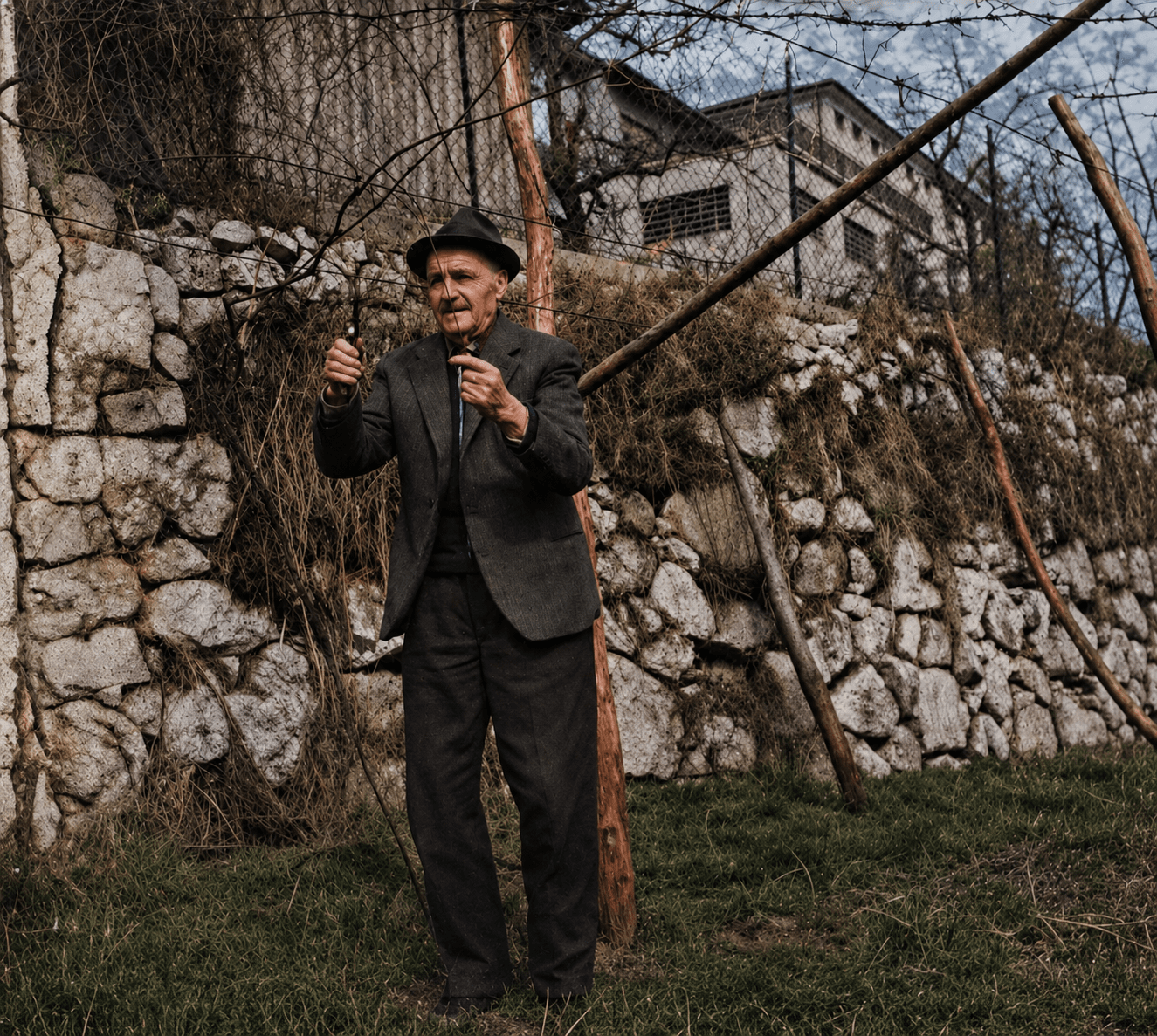 Nonno Milio al lavoro nel brolo di Raossi